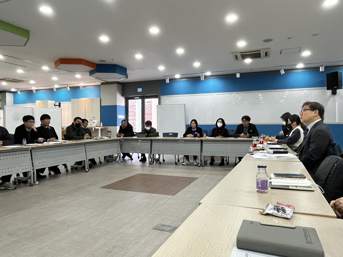 g_future_campus's tweet image. #경기도평생교육진흥원 
신임 원장님이 방문하셔서 
직원들과 간담회를 가지는중-🍵 
새로운 경평원, 경미캠이 기대되는 하루입니다🥰