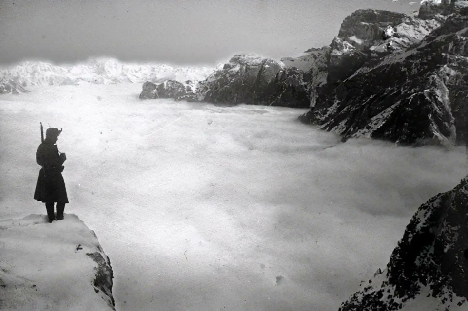 historydefined's tweet photo. A lone soldier admires the view on the Italian Front of World War I, 1914-1918. https://t.co/WjvmV32ejV