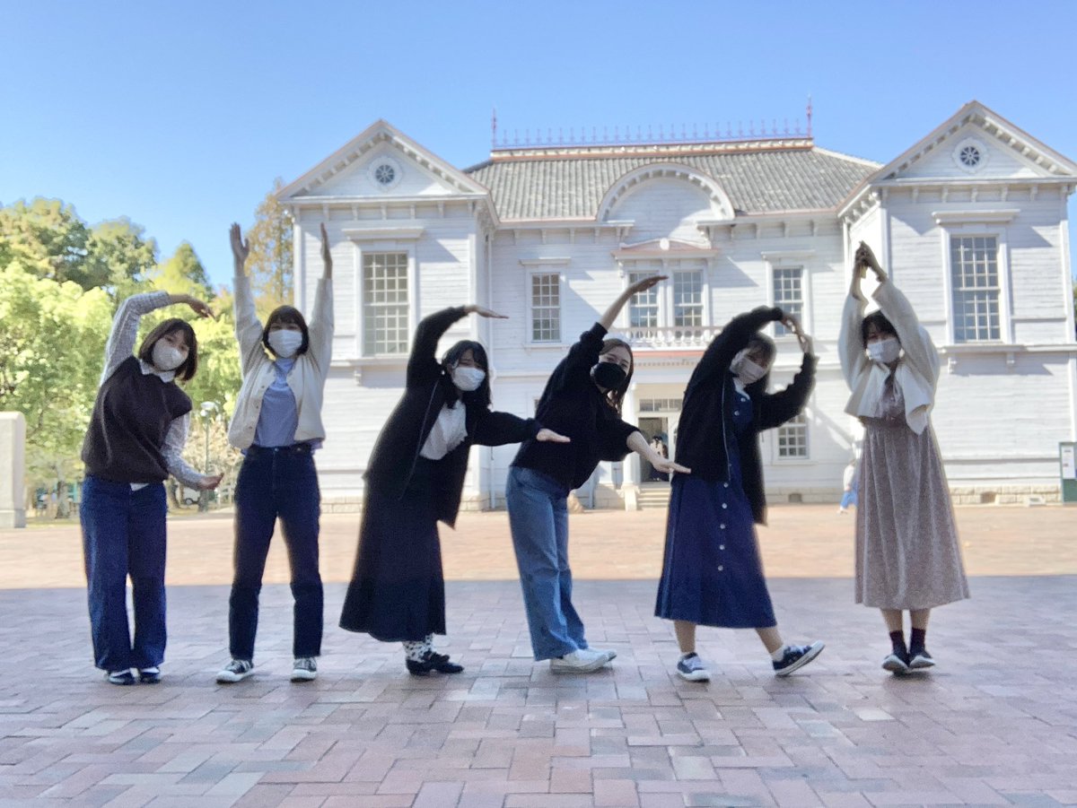maitoparta1's tweet photo. 〜あの日のまいぱる〜

4年生の秋🍁
サークルライブのテーマ『CHEER！』を作ってみよう！となった日。
真ん中のEの2人、クロールの息継ぎ中…？笑 https://t.co/se8iFnHZ30