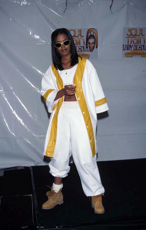 #ONThisDay March 13, 1995
@aaliyah attends the 9th Annual Soul Train Lady Of Soul Music Awards at the Shrine Auditorium in Los Angeles, California.

DID YOU KNOW: Aaliyah was booed at this event when her name was mentioned as a nominee. 

#aaliyah #soultrain #ladyofsoul