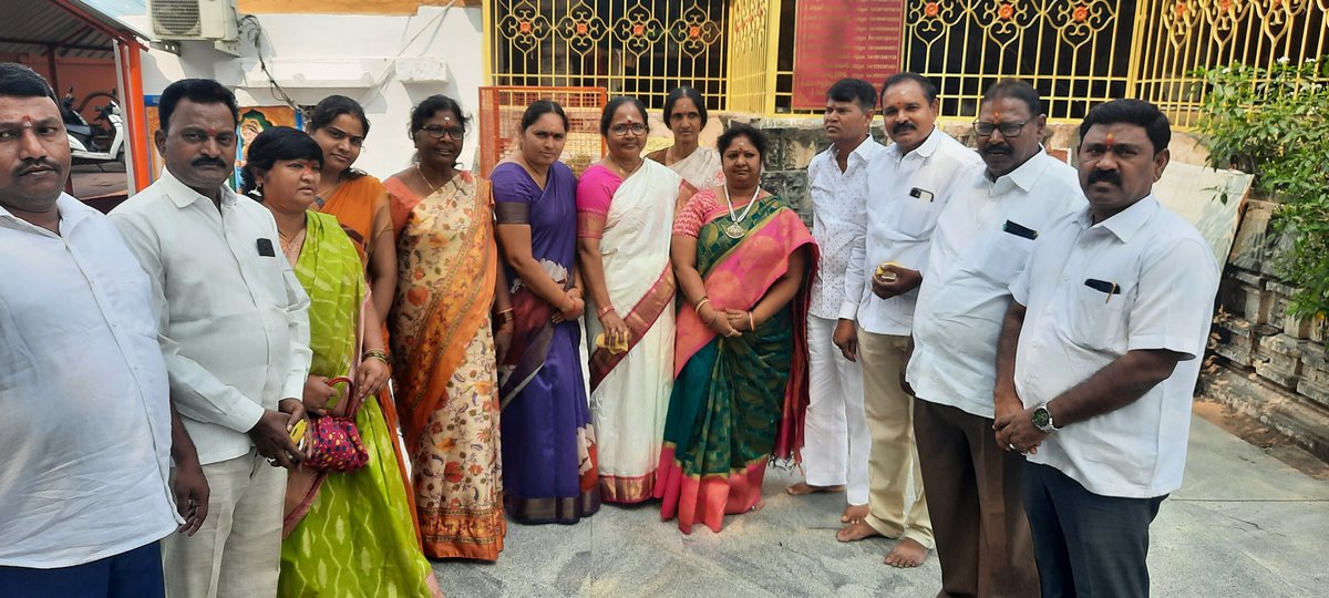 *ఎమ్మెల్సి కవితక్క జన్మదిన సందర్బంగా ప్రత్యేక పూజలు నిర్వహించిన మేయర్...*

గౌరవ ఎమ్మెల్సి శ్రీమతి కల్వకుంట్ల కవితక్క గారి జన్మదిన సందర్బంగా నగరంలోని ప్రాచీన నీలకంటేశ్వర ఆలయంలో ప్రత్యేక పూజలు నిర్వహించిన నగర మేయర్ శ్రీమతి దండు నీతూ కిరణ్ శేఖర్, నగర అధ్యక్షులు సిర్ప రాజు నాయకులు.