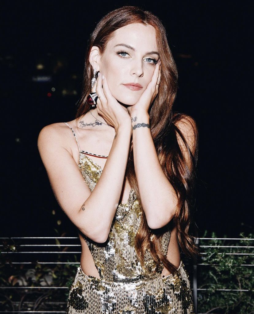 keougharchive's tweet photo. riley keough get ready for the vanity fair oscar party. https://t.co/ienVD3A1UD