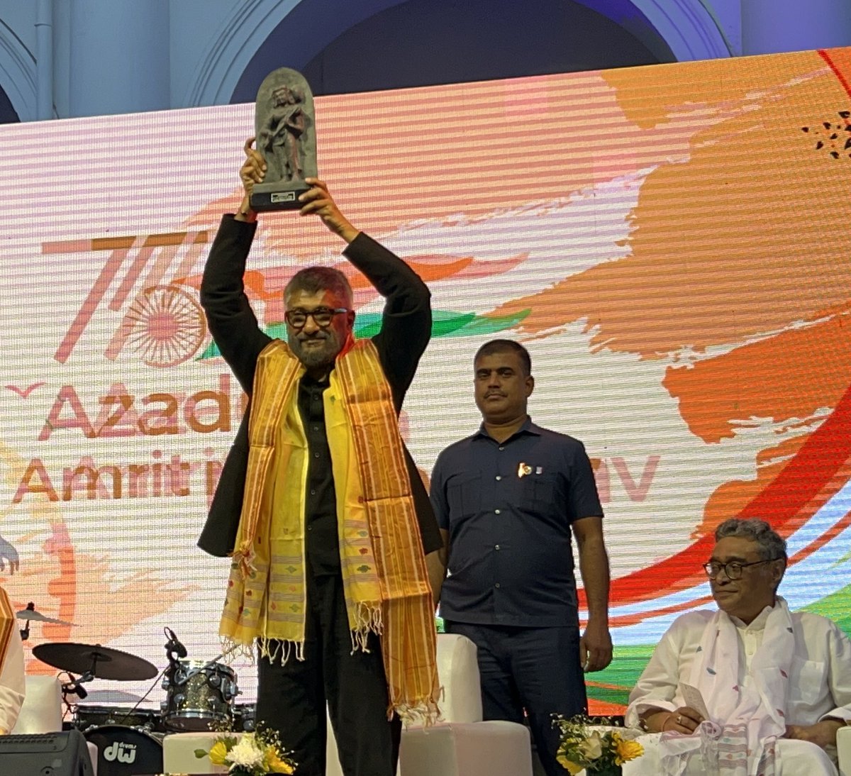 vivekagnihotri's tweet photo. Thank you Kolkata, thank you Bengal, thank you @MinOfCultureGoI @swapan55 historical #IndiaMuseum for such overwhelming reception. My first public address after assault at Jadhavpur Univ in 2016.
Thanks for mementos of Maa Kaali & Maa Saraswati whose blessings Bharat needs most. https://t.co/Oqy4XH2EX0