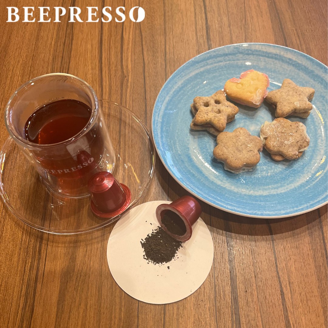 BEEPRESSO's tweet photo. 明日はホワイトデー🤍
我が子もいっちょ前に、バレンタインをいただいたので、お返しにチョコサンドクッキーを作りました😊
アールグレイのカプセルの中身を入れ、ほんのり紅茶風味に😘
…ಇ…ಇ………………………………
#beepresso
#ビープレッソ
#BEEPRESSO部
#ホワイトデー #プレゼント #お菓子作り https://t.co/lFDVDljc9u