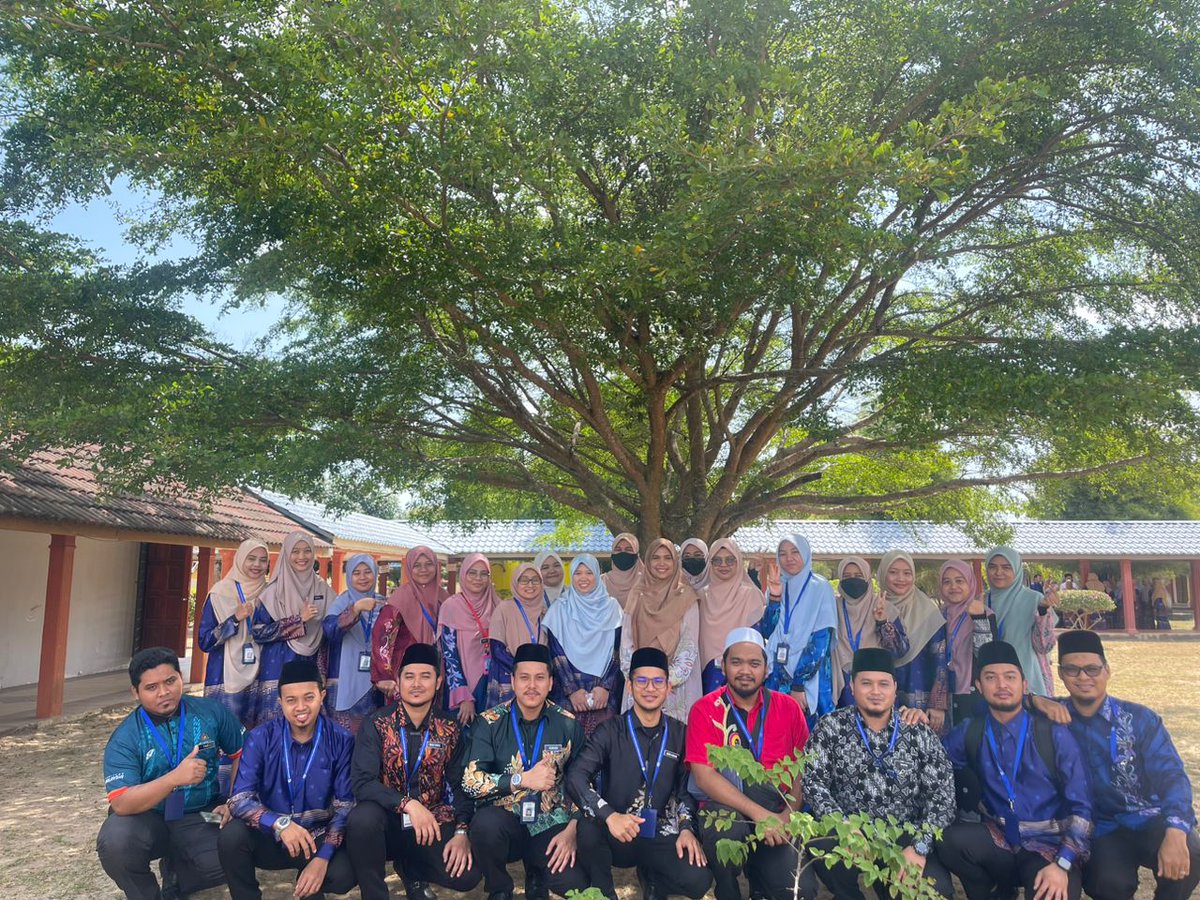 aadibhakimi's tweet photo. Menjadi yang paling 'bongsu' dlm keluarga kecil ini. Banyak pengorbanan guru lain yang aku belajar. Ada yang bergelar seorang ayah ibu, isteri suami dan sememangnya seorang Guru. Kini bergelar Pelajar. Moga perjalanan ini diberkati sehingga sampai destinasi. #pdpp #ipgkkb https://t.co/omPJdujNtn