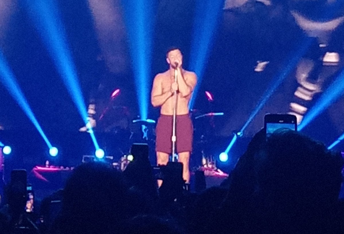 aledavega's tweet photo. Bueno... Mi aporte del concierto.
No mentira, el concierto estuvo super genial, estuvo a otro nivel.
Somos dragones felices #imagendragons https://t.co/0ieNdfZ78P