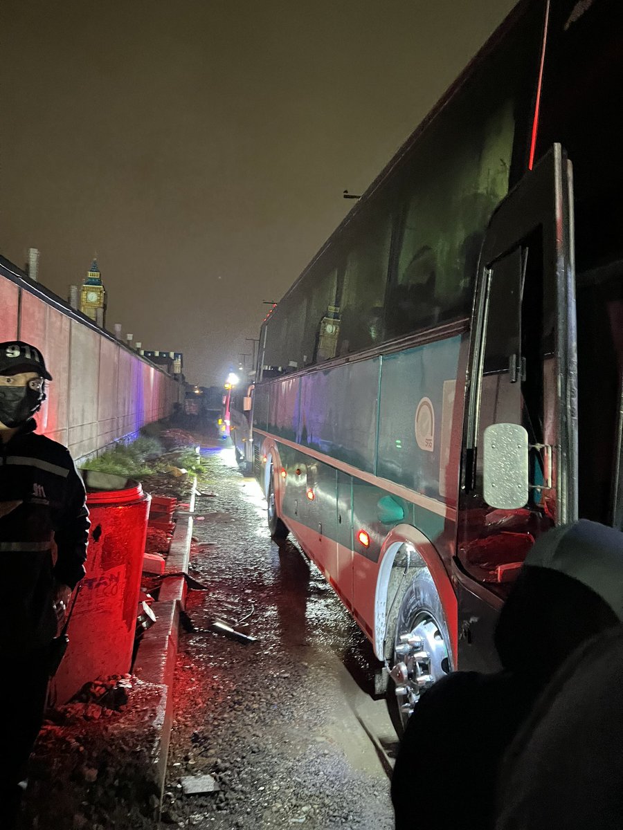 badpapu's tweet photo. A esta hora solo dos buses pequeños para llevar hasta el portal 80 a todos los que confiamos en el servicio de ruta circular que ofreció el coliseo live. Qué fracaso! Solo 15 buses en total para transportar a miles de personas. @ColiseoLive @musictrendscol @TransMilenio https://t.co/swTW07Vb6L