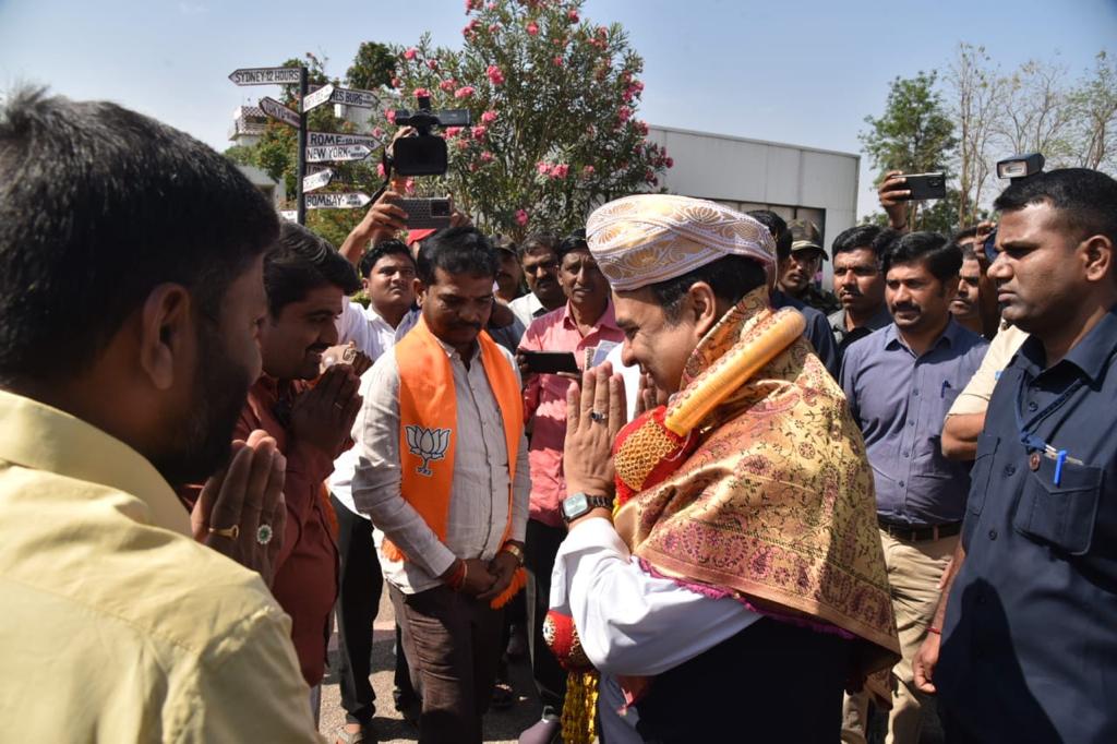 himantabiswa's tweet photo. ನಮಸ್ಕಾರ ಕರ್ನಾಟಕ, ನಂಗೆ ತುಂಬಾ ಸಂತೋಷ ಆಗಿದೆ ಇವತ್ತು ನಿಮ್ಮ ಜೊತೆಯಲ್ಲಿ ಇರೋದಕ್ಕೆ 

ಎಲ್ಲರಿಗೂ ಶುಭಾಶಯಗಳು

@BJP4Karnataka https://t.co/6z1ZlcRHBe