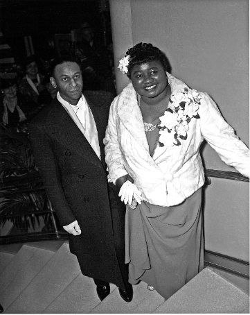 SoScarlett1's tweet photo. Hattie McDaniel and Vivien Leigh both entering up the same stairs to the Cocoanut Grove nightclub inside the Ambassador Hotel, for the 1940 #Oscars. Judy Garland sang on stage. #TCM #oldHollywood #GWTW #GONEWITHTHEWIND #TCMparty #HattieMcDaniel #VivienLeigh #CocoanutGrove https://t.co/3iEWbFkIro
