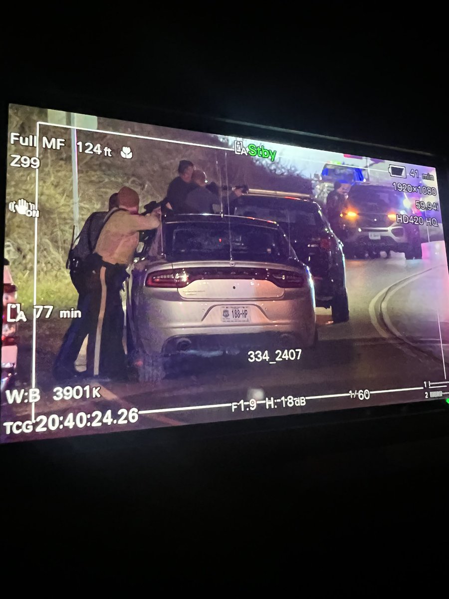 SiobhanHarmsTV's tweet photo. Officers have weapons drawn, and are directing those weapons towards the residence. @KOMUnews https://t.co/40rh8RUrYl