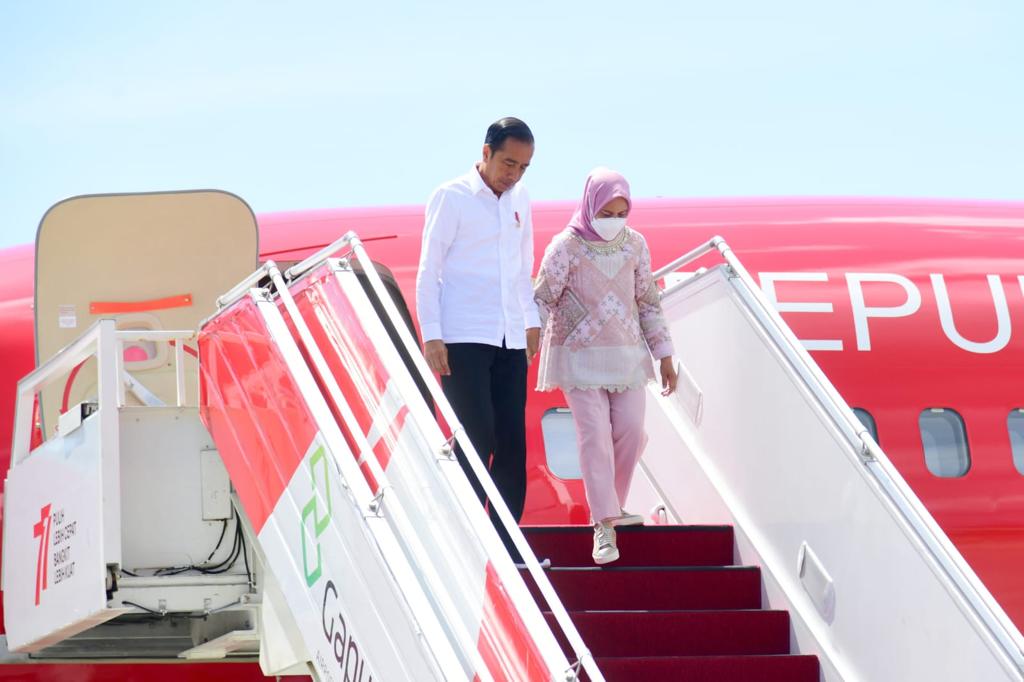 jokowi's tweet photo. Tiba di Bandara Internasional I Gusti Ngurah Rai pagi ini untuk kunjungan kerja di Bali. Hari ini saya hendak meresmikan fasilitas kawasan suci Pura Agung Besakih, kemudian menuju Kota Denpasar untuk meninjau Tempat Pengolahan Sampah Terpadu (TPST) Kesiman Kertalangu. https://t.co/gLZyVxfP4w