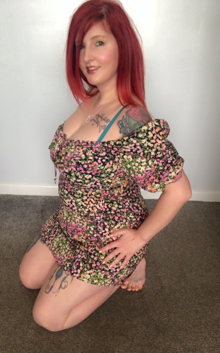 Brightening up your Monday ❣️ #redhair #legs #tattoos #prettydress #Smile #Curvy_Woman #curvylovers