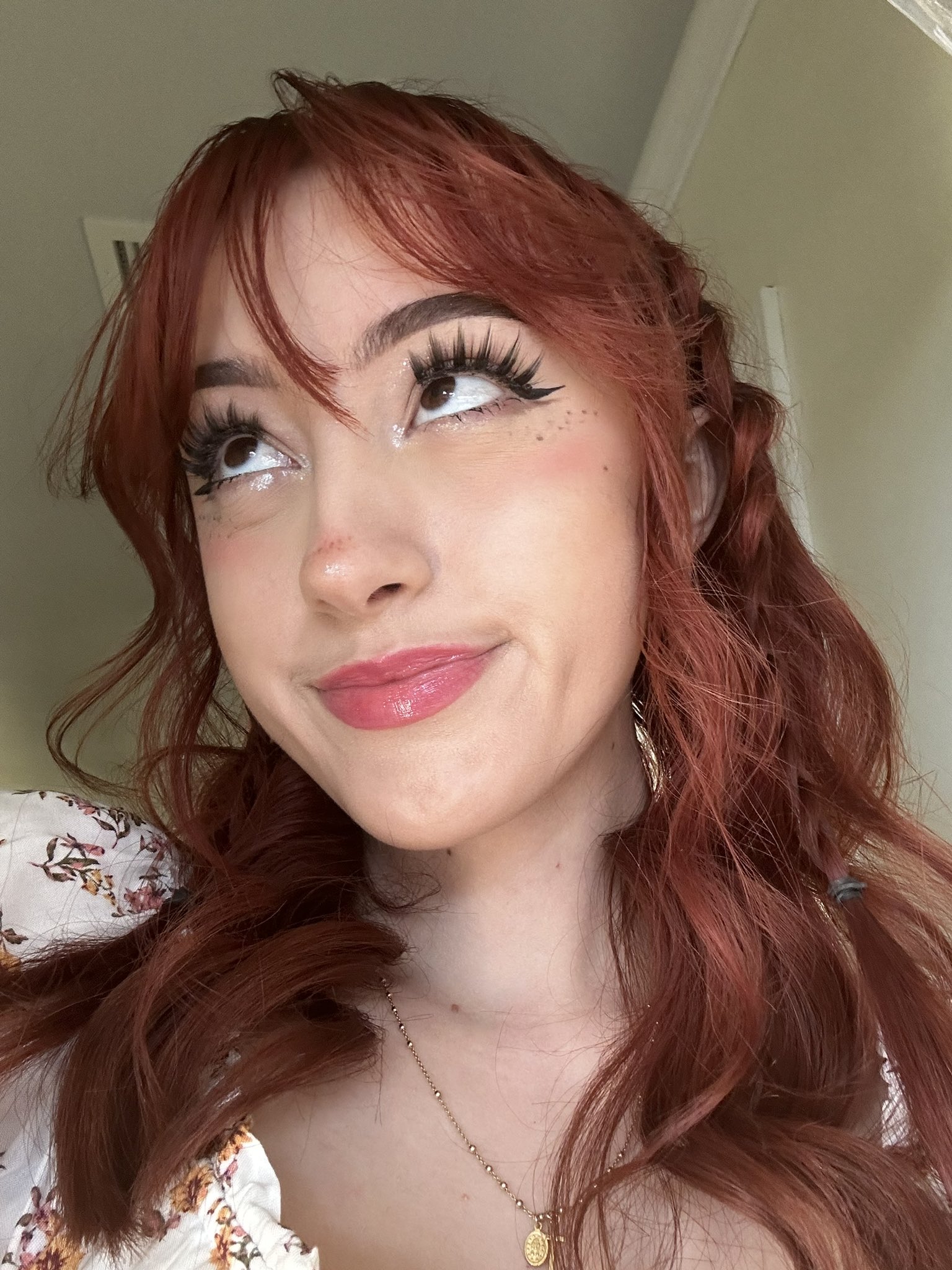 avs on Twitter "whats she looking at ? https//t.co/3PmGb9qnl4" / Twitter