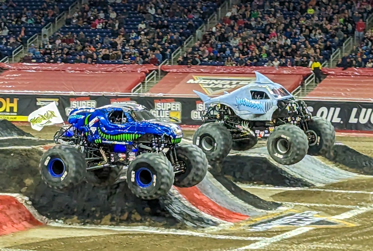 RealTimeTalks1's tweet image. @MonsterJam in Detroit was awesome...paying $80 for parking around @fordfield was not. That hindered the experience a lot. My little girl had a great time though! #MohawkWarrior #GraveDigger #Megladon #Velociraptor