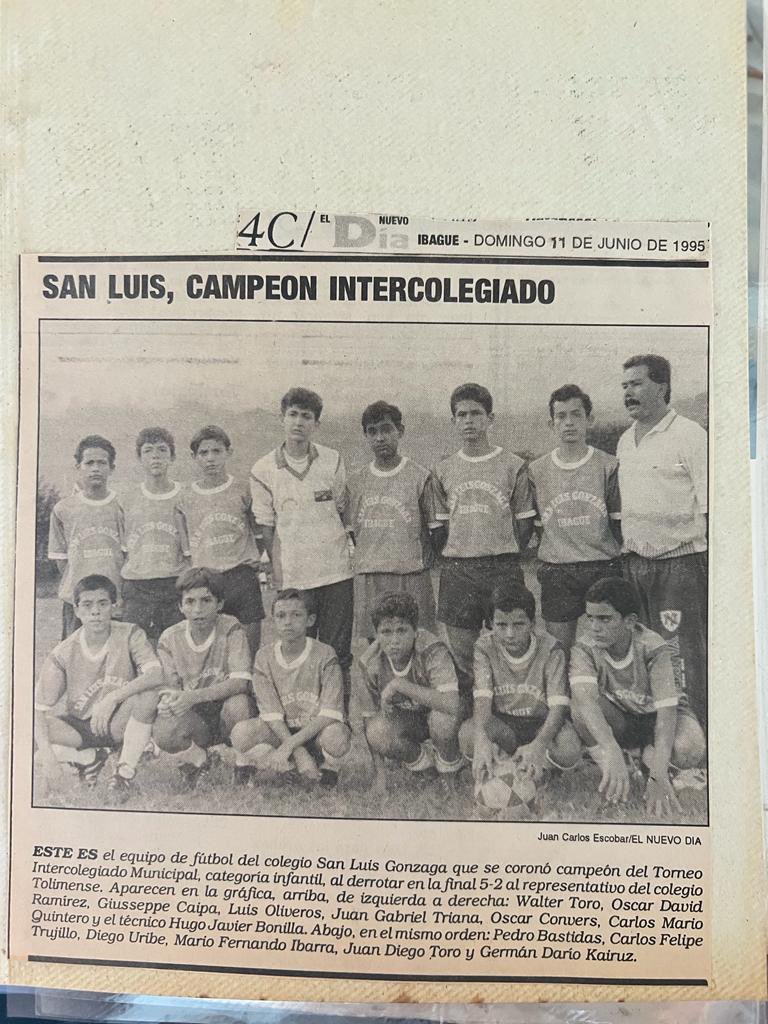 Un recuerdo de hace casi 28 años, a propósito de lesiones, me acaba de fractura el codo pero tenia que salir en la foto, en esa temporada me batía en los 3 palos, grandes compañeros de equipo, Oscar Convers, Filigrana Caipa, Fabian Morales, Carlos Trujillo, G. Kairuz entre otros.
