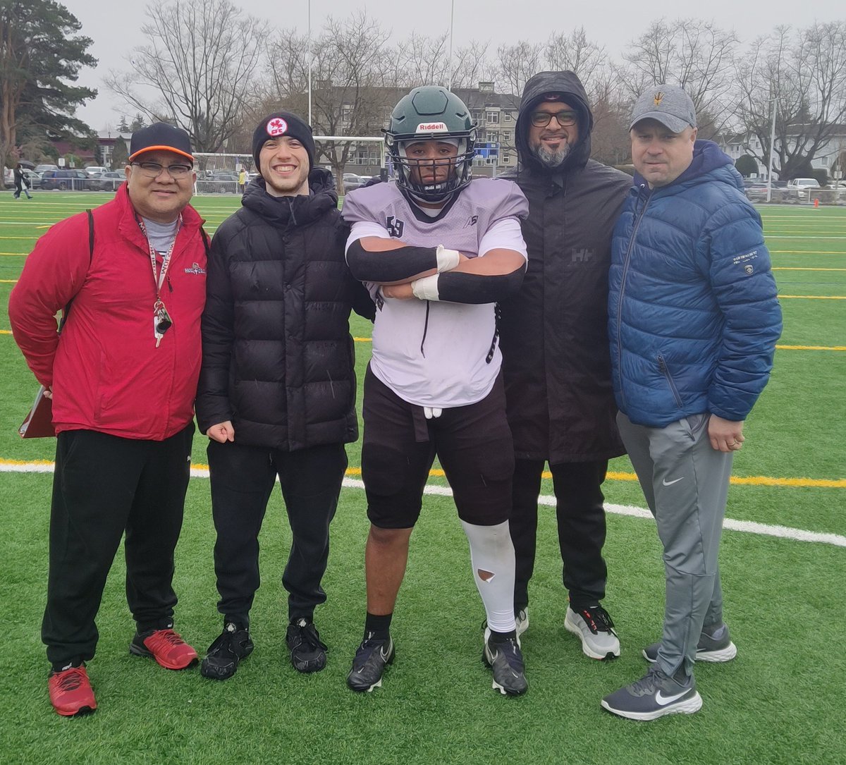 chatfootball's tweet photo. Congratulations to Varsity Grey Offensive MVP RB/WR @Edahl26 🏆

Miss the action? Watch every minute on our YouTube channel CanadaFootballChat LIVE! 🎥

#FPC West Coast Showcase 🦊 https://t.co/UdOS6alCpT