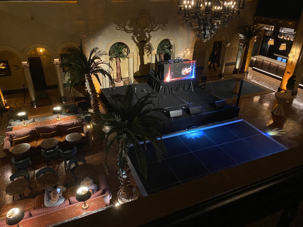 FrontRowFlynn's tweet photo. Sitting in The Oscar Room at #TheRooseveltHotel in between red carpet show & #AfterParty, watching #TheOscars.
Pretty good so far, I’m 5/8 for my picks.
#95thAcademyAwards #Oscars #Oscar2023 #hollywood #movies #film #LiveFromE #elivefromtheredcarpet #frontrowflynn https://t.co/1mxkxmUZZ7