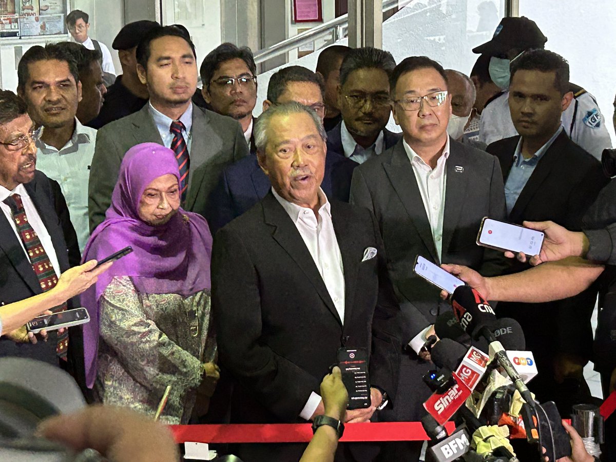 hillmie93's tweet photo. SHAH ALAM: Presiden Bersatu, Tan Sri Muhyiddin Yassin mengaku tidak bersalah atas pertuduhan menerima wang daripada aktiviti haram berjumlah RM5 juta yang dimasukkan ke akaun parti Bersatu. @501Awani https://t.co/jG66a3Nb1F