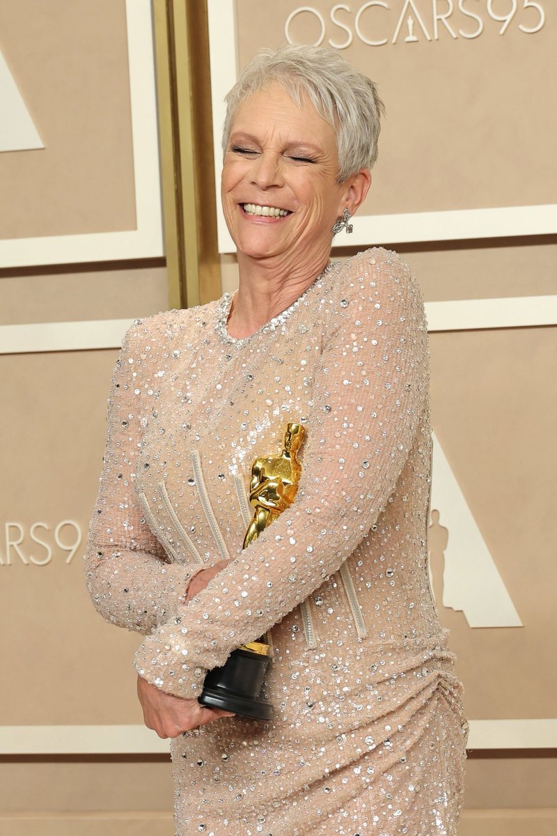 Jamie Lee Curtis feliz con su premio. Ese es el tweet. #Oscars