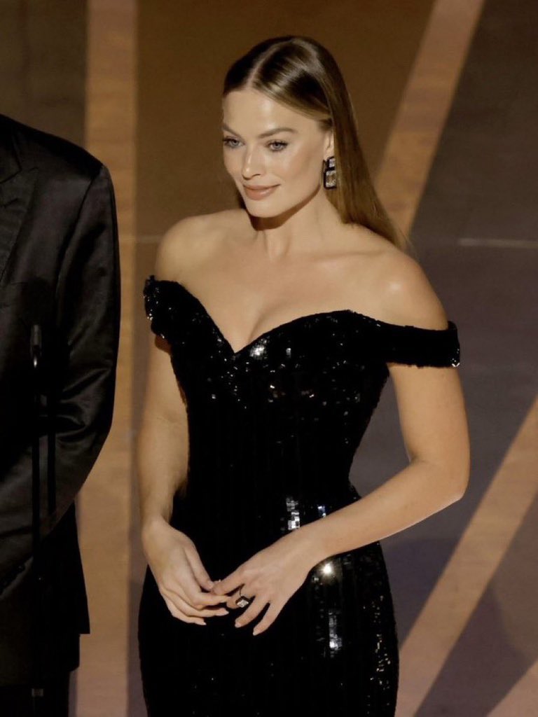 lnfosSeriesFR's tweet photo. #PHOTOS Margot Robbie aux #Oscars https://t.co/ybBLyFTx8b