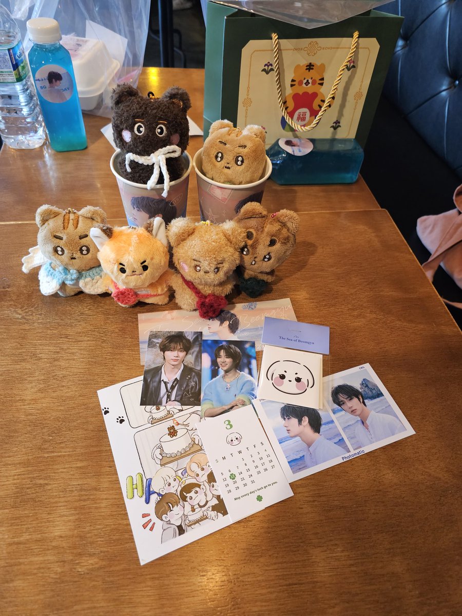 Taehyun1004_txt's tweet photo. 𝐓𝐡𝐞 𝐒𝐞𝐚 𝐨𝐟 𝐁𝐞𝐨𝐦𝐠𝐲𝐮
용산 시애틀에스프레소🏖
범규랑 바다는 진짜 어울려요~
2층 카페 공��두 이쁘게 꾸며주셔서 
너무 잘 보구 왔어용💗
범규 일기장 센스넘치게 있어서
몰래 보구 왔다는... ㅎㅎ
#범규의_바다 @sea_of_bg https://t.co/hlDigjLYVs