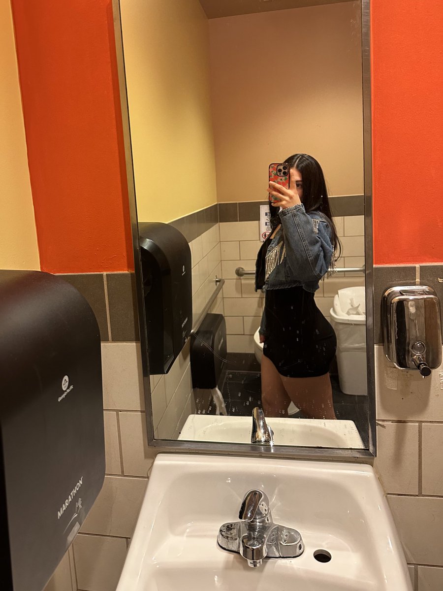 we love dusty bathroom pics!!