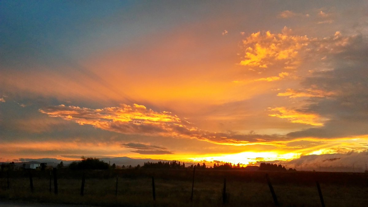 mhall55nine's tweet photo. "Sunsets, my mom would say, is our chance to wish everyone will see the next sunrise!" #RIPmother #NewWeek #PhotographyIsArt #NaturePhotograhpy https://t.co/4HFHnAbY6k