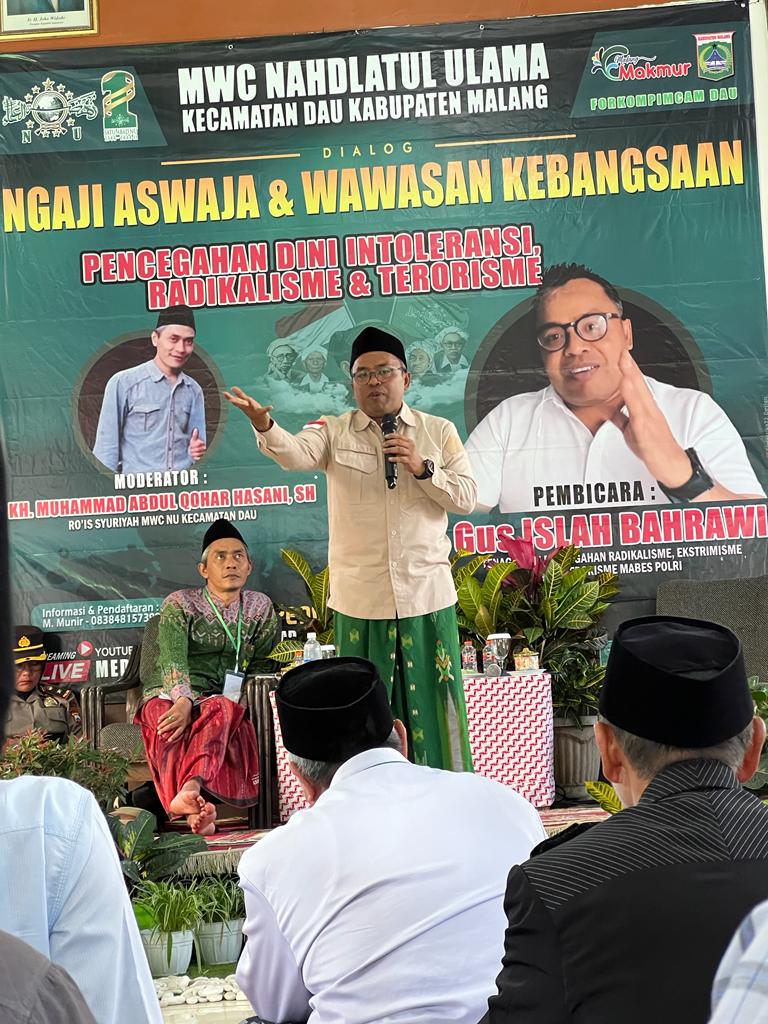 islah_bahrawi's tweet photo. Alhamdulillah. Sosialisasi "Melawan Politisasi Agama &amp; identitas, serta Sosialisasi Fiqh Peradaban NU" trs bergerak! Dr kota ke desa, darat &amp; udara. Menyebarkan anjuran agama &amp; politik berbasis toleransi, kemanusiaan &amp; kedamaian utk NKRI.
#lawanpolitisasiagama #lawanintoleransi https://t.co/kgHS3HvW7F