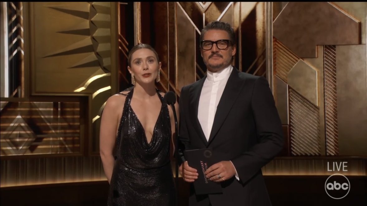 เป็นภาพที่ไม่คิดว่าจะได้เห็น 

Elizabeth Olsen และ Pedro Pascal ขึ้นพรีเซนท์รางวัล #Oscars