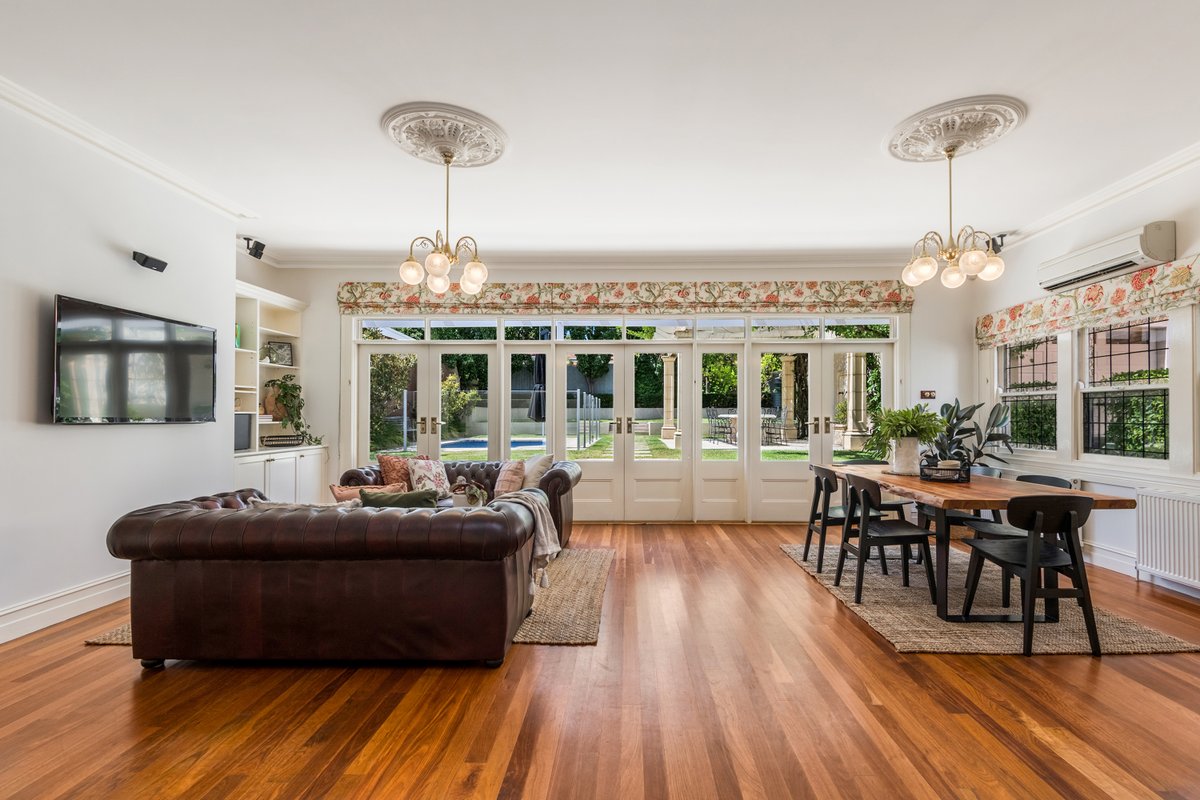 top_snap's tweet photo. An exceptional property in the heart of Bendigo originally built in 1874
.
.
📷 Top Snap Central Vicotria
#topsnap #photography #realestate #realestatephotography #marketing #familyhome #historichome #bendigo #centralvictoria #vic https://t.co/6WNdwirxCQ