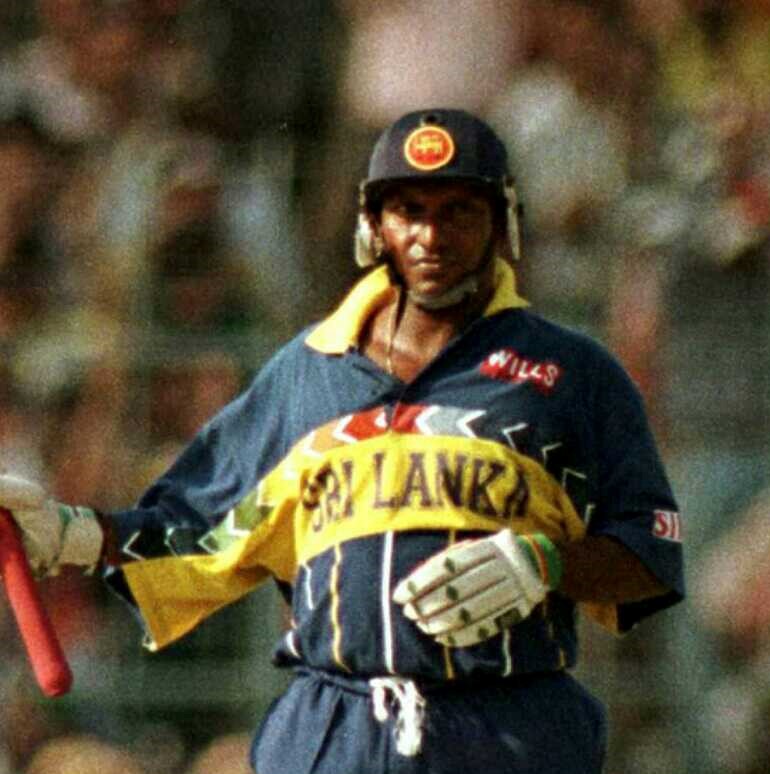 reading_cricket's tweet photo. On this day, 26 years ago,

In the biggest game in Sri Lankan Cricket history,

With the game-changing Sanath &amp; Kalu both out within the first 4 balls,

Amidst the deafening noise of 100,000+ roaring fans at the Eden Gardens

The 5 feet 3-inch Aravinda de Silva walks in...

(1/3) https://t.co/2VglTPCF0A