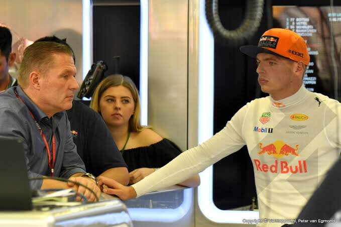 diegochemes's tweet photo. @AlertaF1 El Oscar, para la familia Verstappen, por su papel de víctimas ante los fans de Checo. https://t.co/7j1panUgta