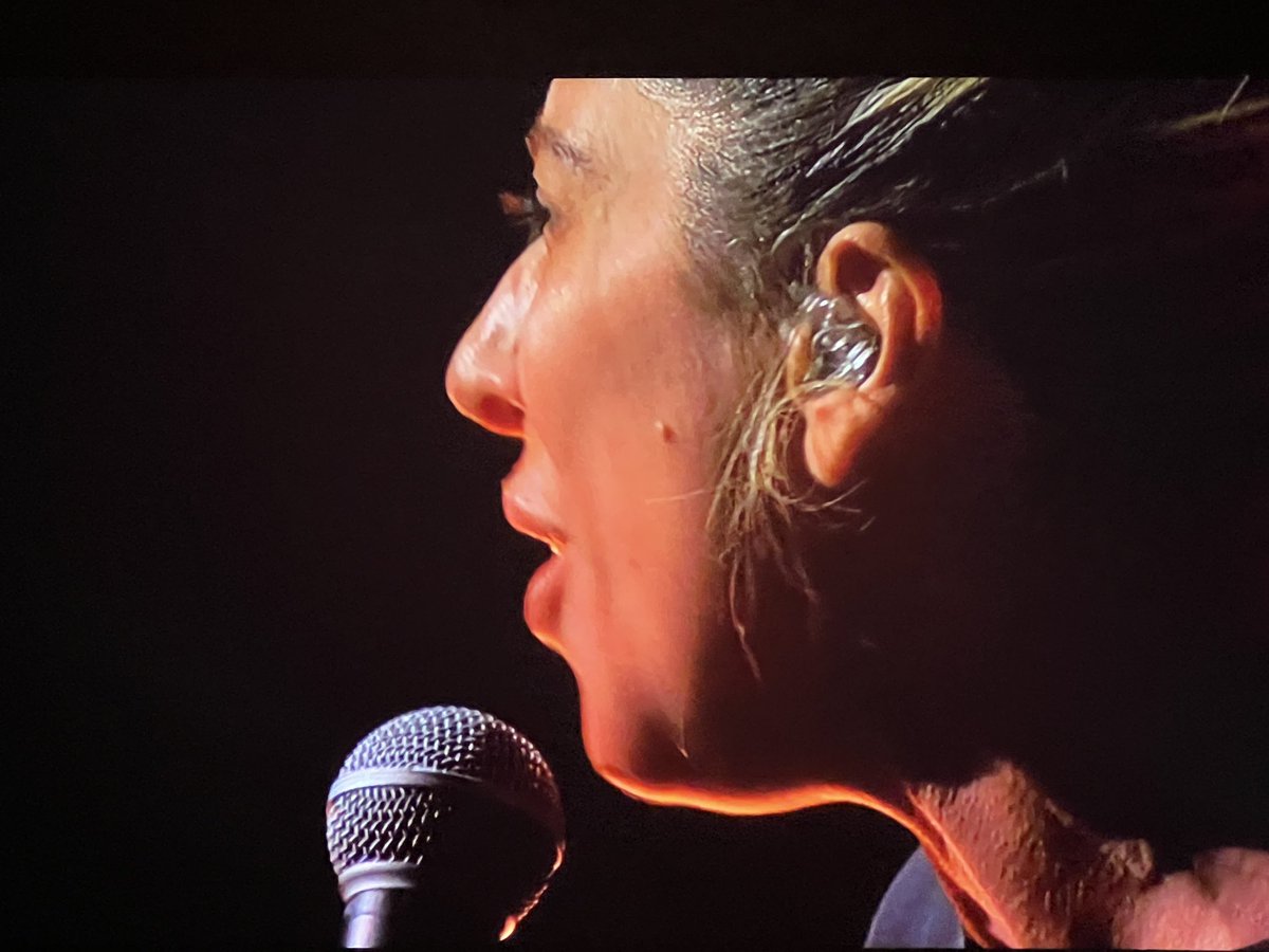 KateMarlys's tweet image. Not a lick of make up, took off her fancy outfit, just her voice. @ladygaga #Oscar #Oscars2023