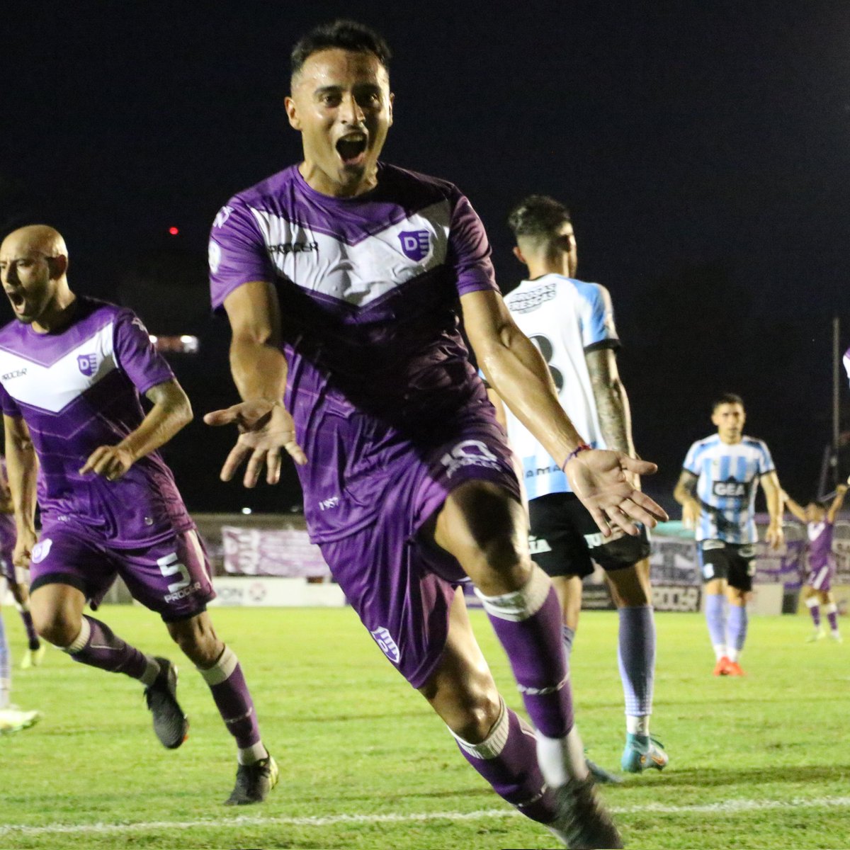 OrgulloVioleta's tweet photo. 💜🔔 Con el triunfo de esta noche ante Racing (C), el Viola volvió a dar vuelta un partido después de 533 días (1 año, 5 meses y 16 días). 

El último partido había sido vs. Almagro el 25/09/21. https://t.co/pQ5mQscPEu