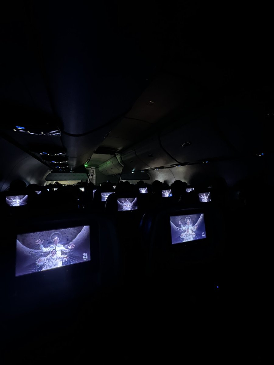 Watching #theoscars on a plane filled w/ folks heading home to LA from #sxsw - IT’S AMAZING!