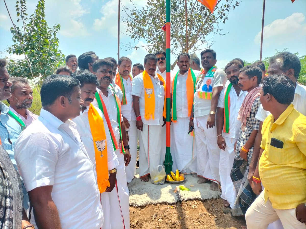 ABVPRajkumarR1's tweet photo. கள்ளக்குறிச்சி கிழக்கு ஒன்றியம் புக்கிரவாரி கிராமத்தில் பாஜக கொடி ஏற்றி வைத்து பொதுமக்களுக்கு இனிப்பு வழங்கி புதிய இளைஞர்களை பாஜக வில் இணைத்த போது மாவட்ட தலைவர் திரு.அருள் அவர்கள்,ஒன்றிய தலைவர் திரு.முத்து,ஒன்றிய பார்வையாளர் திரு.வெற்றி,திரு.சின்னதுரை,திரு.சண்முகநாதன் உட்பட.. https://t.co/OmLOfb8Bj7