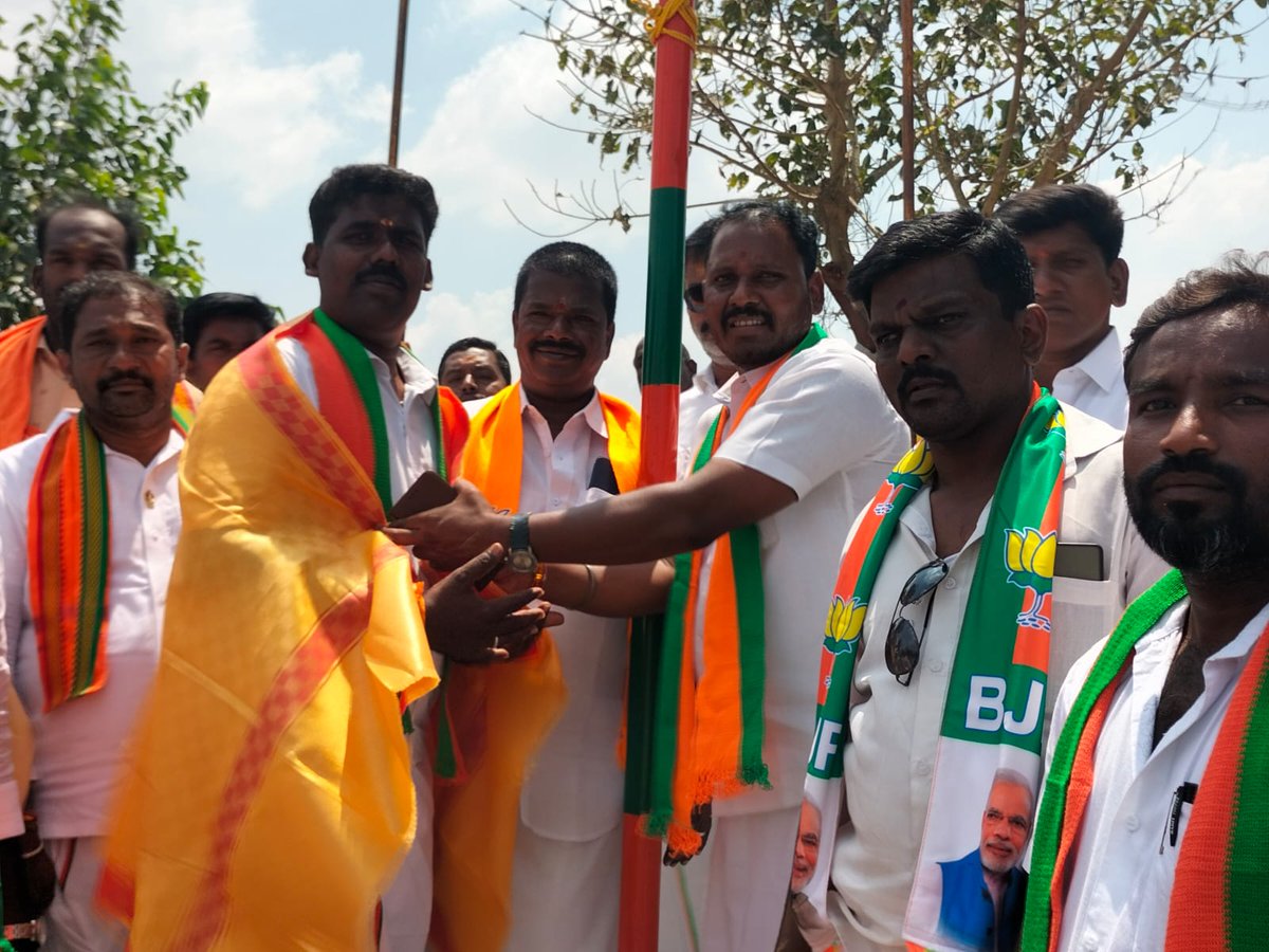 ABVPRajkumarR1's tweet photo. கள்ளக்குறிச்சி கிழக்கு ஒன்றியம் புக்கிரவாரி கிராமத்தில் பாஜக கொடி ஏற்றி வைத்து பொதுமக்களுக்கு இனிப்பு வழங்கி புதிய இளைஞர்களை பாஜக வில் இணைத்த போது மாவட்ட தலைவர் திரு.அருள் அவர்கள்,ஒன்றிய தலைவர் திரு.முத்து,ஒன்றிய பார்வையாளர் திரு.வெற்றி,திரு.சின்னதுரை,திரு.சண்முகநாதன் உட்பட.. https://t.co/OmLOfb8Bj7