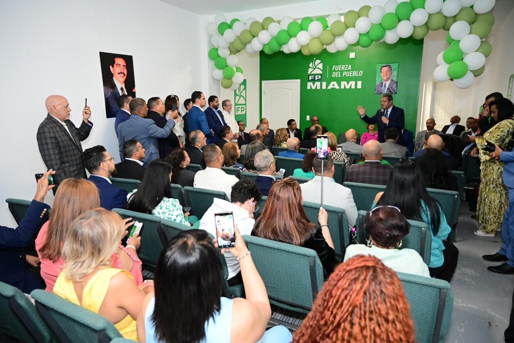 LeonelFernandez's tweet photo. Hoy sostuvimos un encuentro con miembros de la dirección de la #FuerzaDelPueblo en Miami. 
Continuamos fortaleciéndonos y definiendo nuestras acciones en el porvenir, de cara a ganar las elecciones en el 2024.

#SeguimosCreciendo https://t.co/3VJqc7mQcn