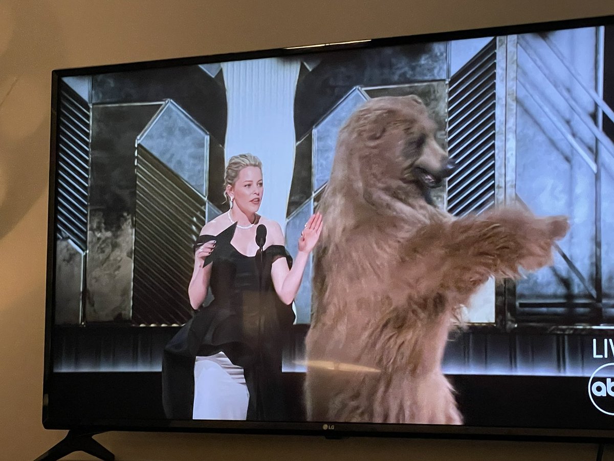 generationwild's tweet image. Sober #CocaineBear and Elizabeth Banks @ElizabethBanks with #COVID present cute intro to visual effects at the #Oscars #tiredqueenson17party