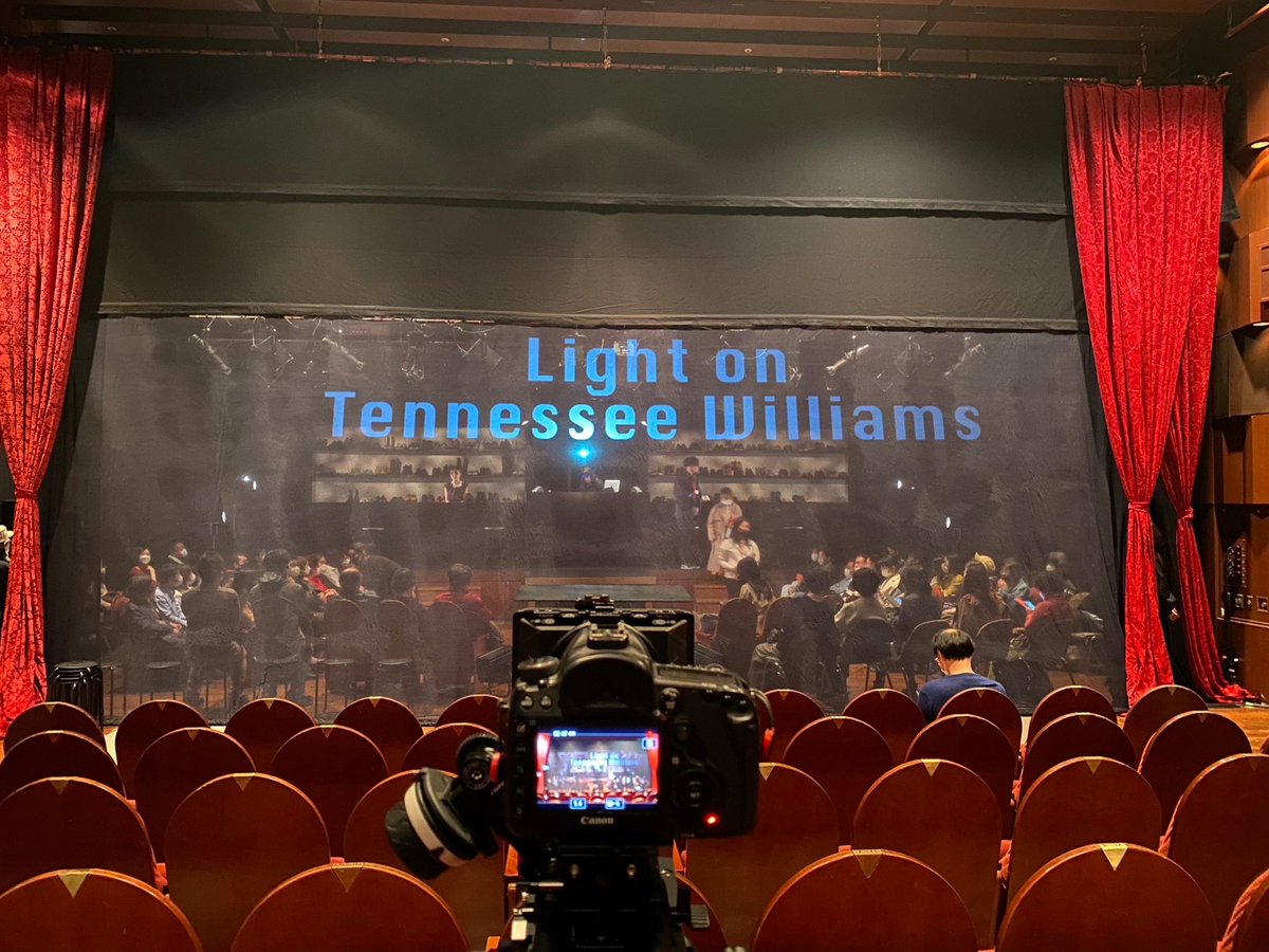 junkotoyonaga's tweet photo. 『Light on Tennessee Williams』
ライト オン テネシー・ウィリアムズ
ご好評いただいております！
紗幕の中、外、どちらかのお席をお選びいただけます。 https://t.co/DCsRcNVUVU