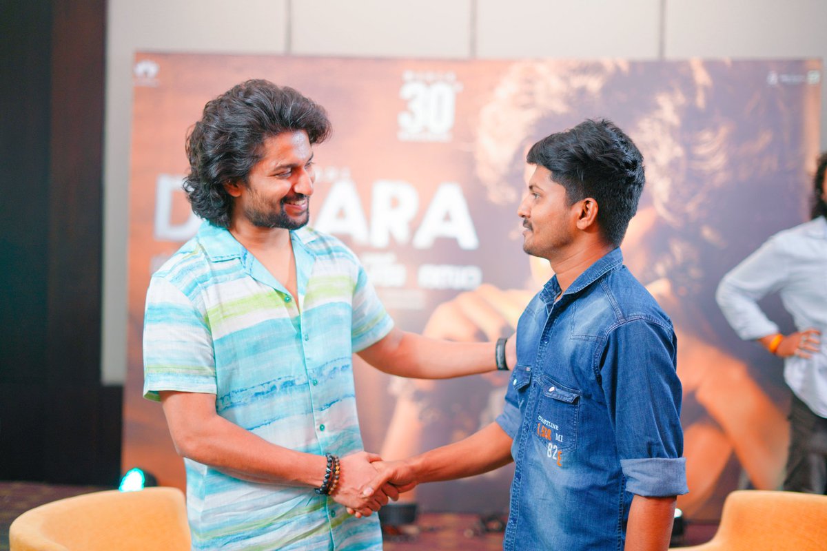 AKNFWA_'s tweet photo. A Quick chat session with Kerala Nani Fans State President #Akshay_Raj and @nameisnani sir at Kochi,Kerala
#Nani #Dasara #Naturalstar #lovenani #nanifans #nani #naturalstarnani #nameisnani #naniforever #actornani #teluguhero https://t.co/UYgdXPrHdn