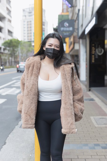 搭公車時你們喜歡坐靠窗還是靠走道呢？&hellip;😳 . . . 曾幾何時，搭公車以成為學生和老年人的交通工具 年輕人或上班族不是開車騎車就是捷運、Uber&hellip; 隨著時代的推進，我們對這個交通工具既是熟悉又好像很陌生；台北繁忙的生活步調，不妨給自己一個放慢的理由，重溫那些年&hellip;&hellip;