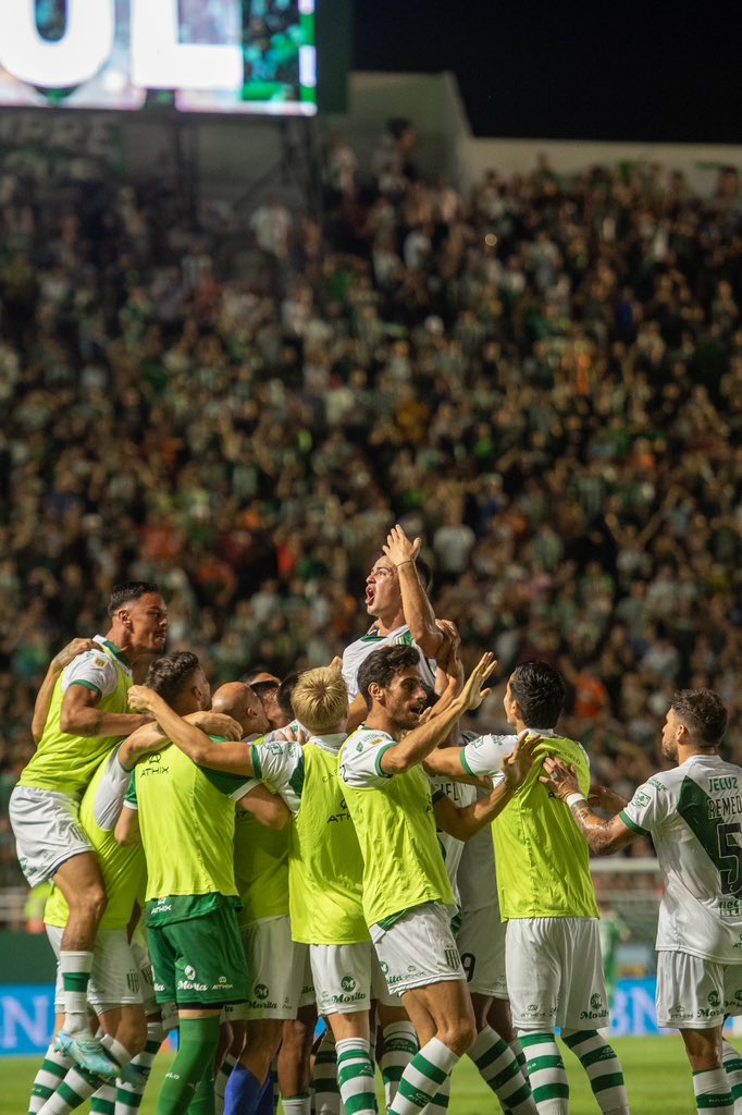 CAB_oficial's tweet photo. ¡GANOOOOOOOOOOOOOOOOOOOOOOOOOOOOOOOOOOOOOOOOOOOOOOOOOOOOOOOOOOOOOOOOOOOOOOOOOOOOOOOOOOOO #BANFIELD! 

#Banfield 1️⃣-0️⃣ Boca Juniors

BIEN TALADRO DE MI VIDA 👊🏼🇳🇬 https://t.co/VTQJy9KKMy