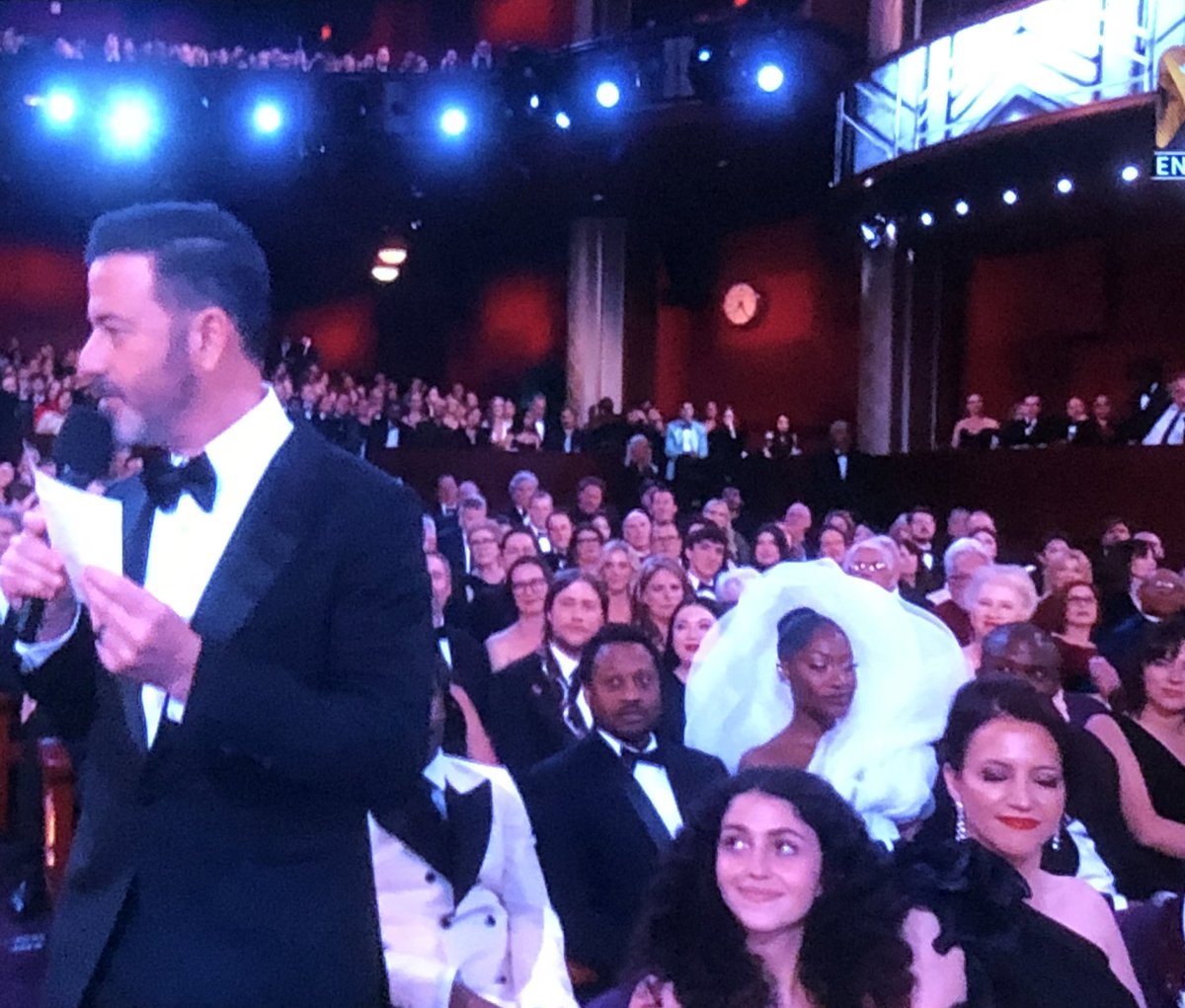 Jorge_Berthely's tweet photo. Imagínate que te inviten a los #Oscar y te sientas atrás de la del vestido de blanco! 

#oscarmanía https://t.co/8WNaSslXkB