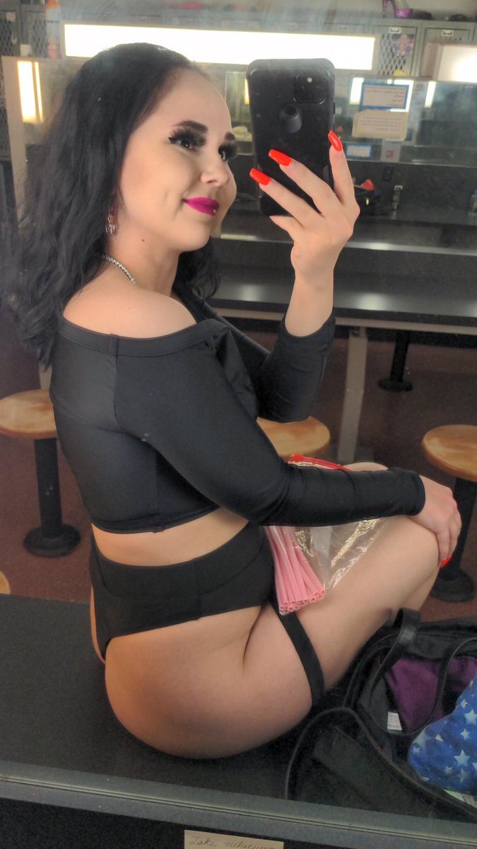 HMonstera's tweet photo. I'm finally here at rick's! Come let a vip further fuck with your sense of time 😘 https://t.co/qhZ2cXGEKn