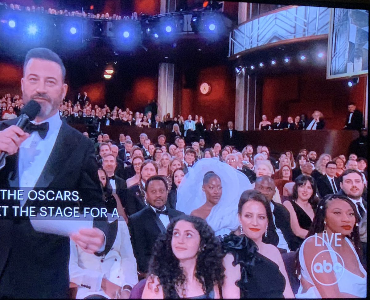 22Pats1's tweet photo. Imagine going to the Oscars but you wind up stuck behind this Woman (you see her).
#Oscars2023 https://t.co/BWsDIosG90