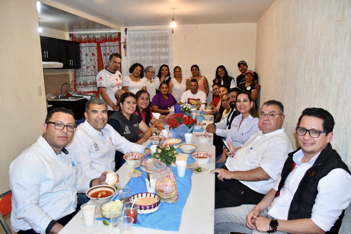 LorenaAlfaroG's tweet photo. ¡Con unas 💐 y un rico pozole me recibieron los vecinos de la Reforma!
Ahora ya cuentan con un #ParqueVecinal 100% rehabilitado; queremos a las familias haciendo deporte y actividades culturales ⚽🛝🥋.
¡Gracias por sus atenciones, nos vemos pronto! #ConPasoFirme https://t.co/Xmn3SOsvOW