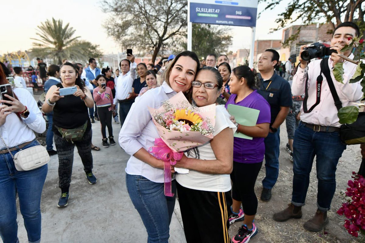 LorenaAlfaroG's tweet photo. ¡Con unas 💐 y un rico pozole me recibieron los vecinos de la Reforma!
Ahora ya cuentan con un #ParqueVecinal 100% rehabilitado; queremos a las familias haciendo deporte y actividades culturales ⚽🛝🥋.
¡Gracias por sus atenciones, nos vemos pronto! #ConPasoFirme https://t.co/Xmn3SOsvOW