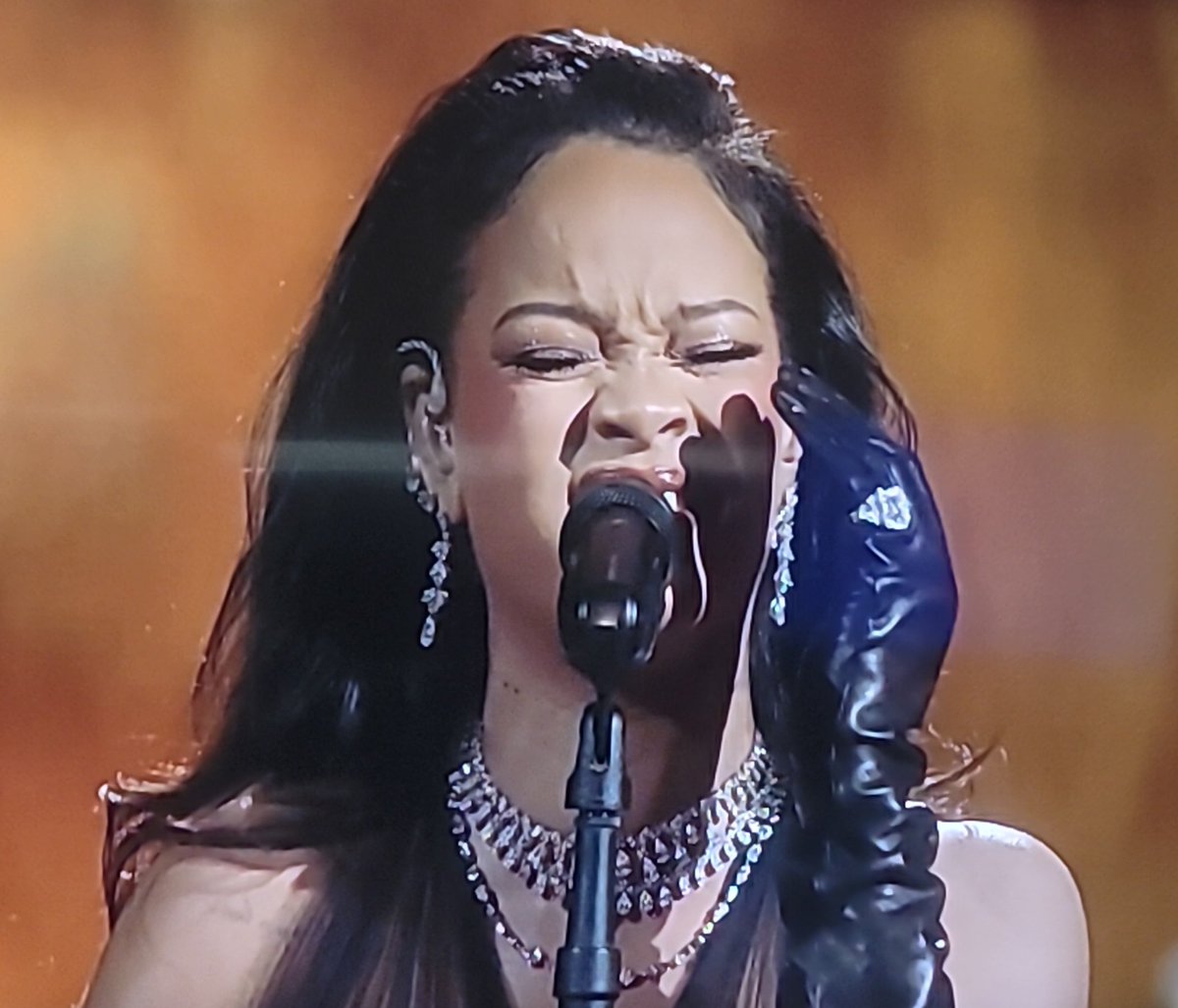 TechSecGuru's tweet photo. #Rihanna killing it with #LiftMeUp #Oscars95 #TechSecGuru https://t.co/69MgSAmijz