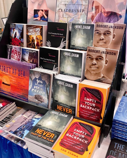 Last week I saw my book on a bookshelf for the first time. A moment that filled me with immense gratitude.

Take a moment to reflect on something you're grateful for. This simple practice of starting your week with #gratitude will set a positive tone for the days ahead.